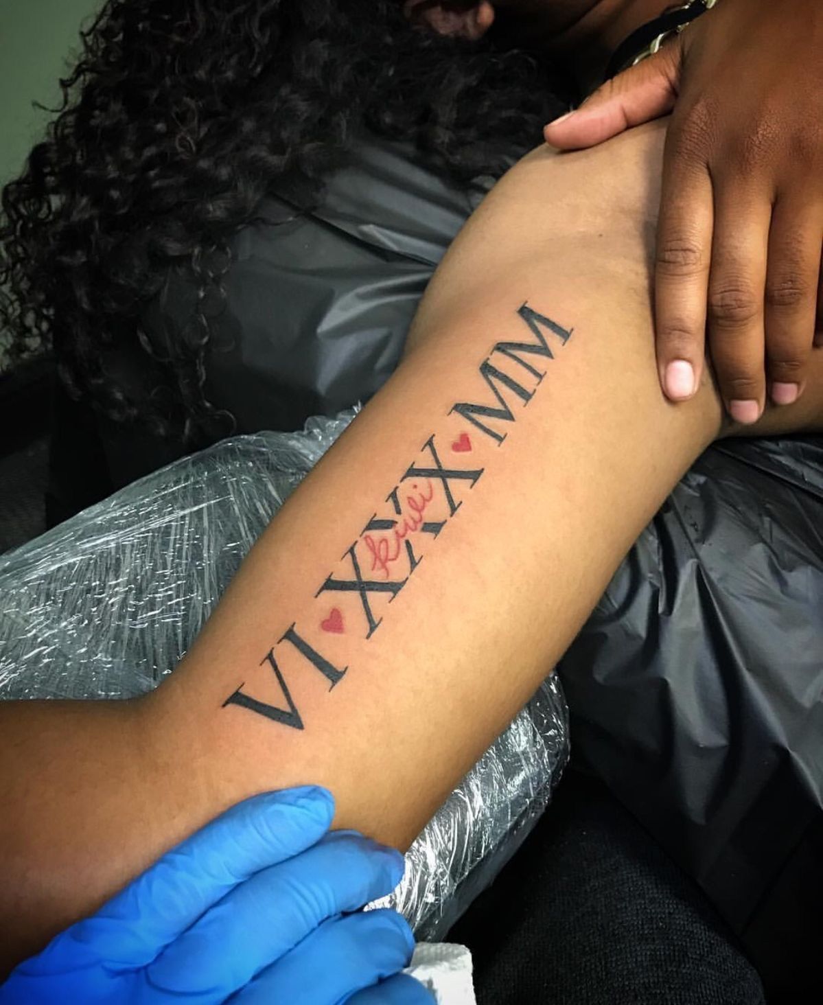 Tatuajes de nombres para mujeres en el pecho 16