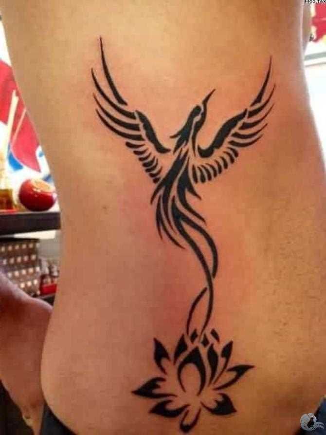 Tatuajes de nombres para mujeres en el pecho 13