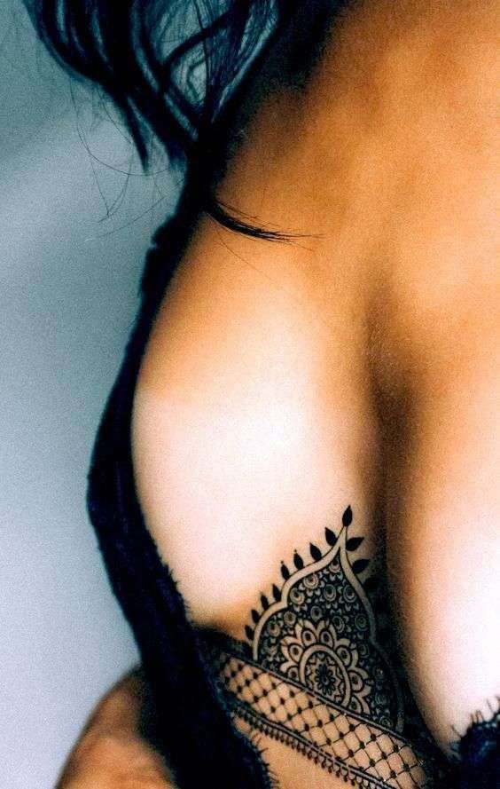 Tatuajes de nombres para mujeres en el pecho 7