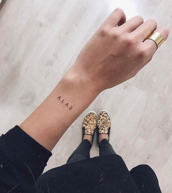 Tatuajes de nombres para mujeres en el pecho 4