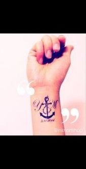 Tatuajes de nombres para mujeres en el pecho 11