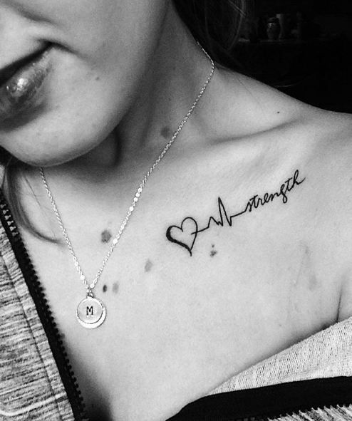 Tatuajes de nombres para mujeres en el pecho 12