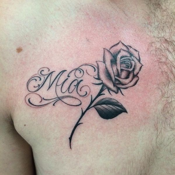 Tatuajes de nombres para mujeres en el pecho 6