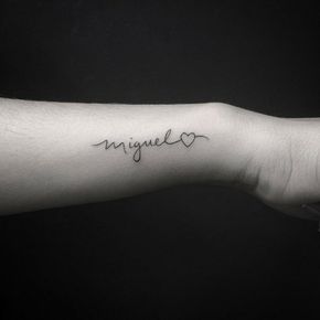 Tatuaggi di nombres y corazones