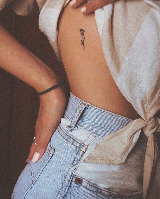 Tatuajes de rosas en el costado