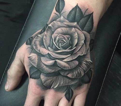 Tatuajes de rosas en el cuello