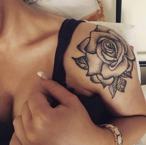 Tatuajes de rosas en el hombro