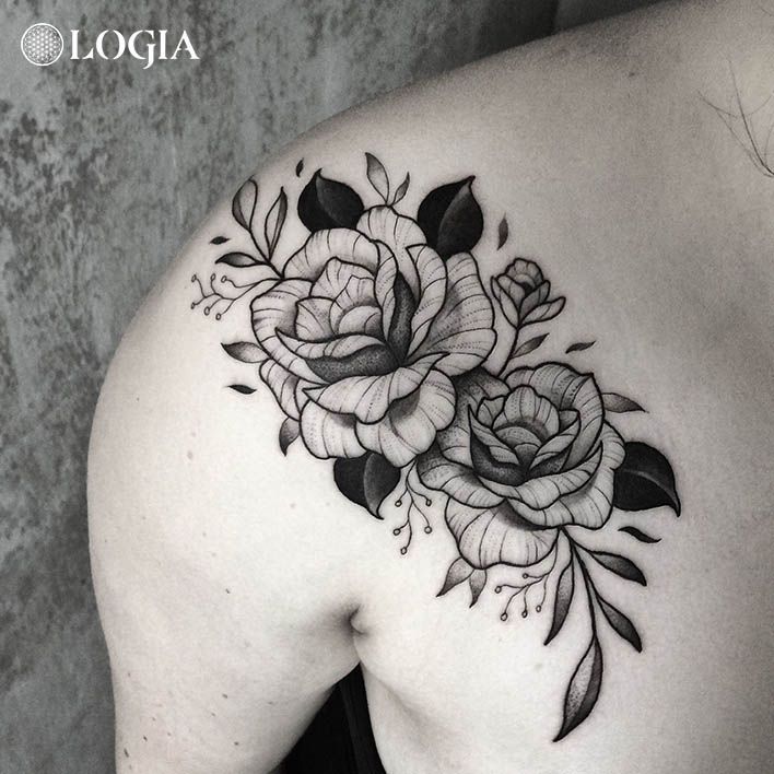 Tatouages de rosas en el hombro 10