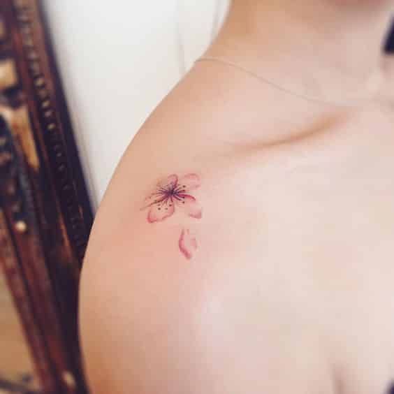 Tatouages de rosas en el hombro 4