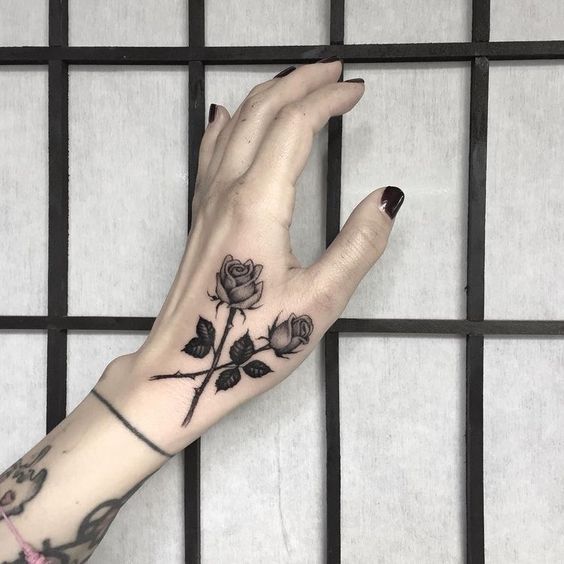 Tattoos von rosas en la mano