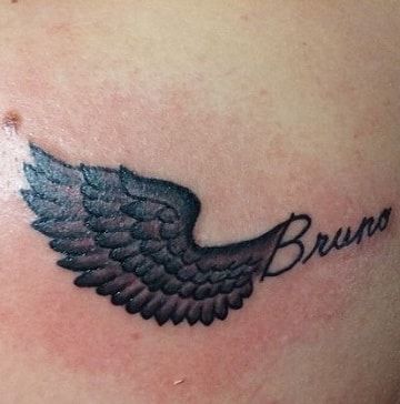 Tatuajes de tatuajes con nombres y alas 31