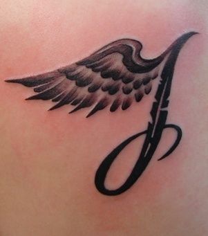 Tatuajes de tatuajes con nombres y alas 16