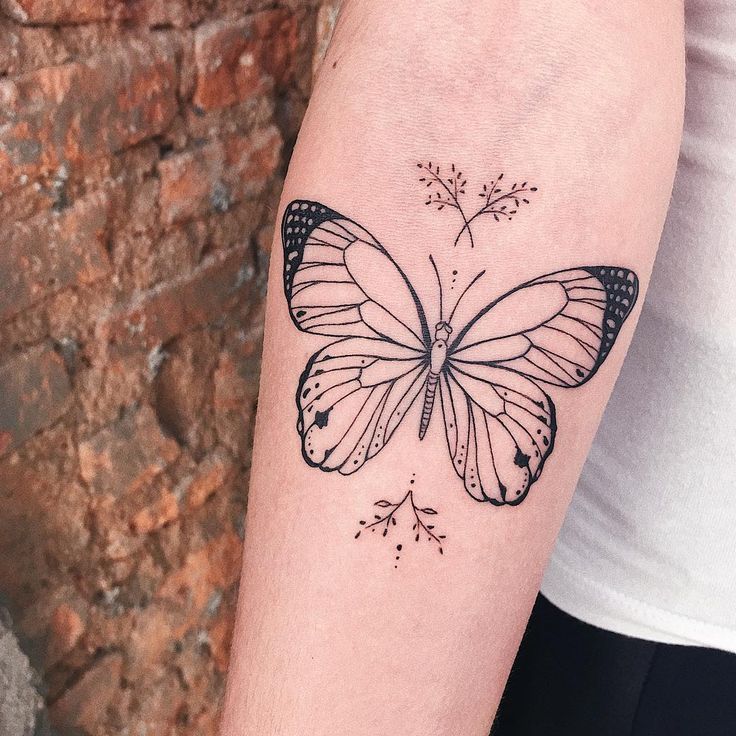 Tatuajes de tatuajes con nombres y alas 34