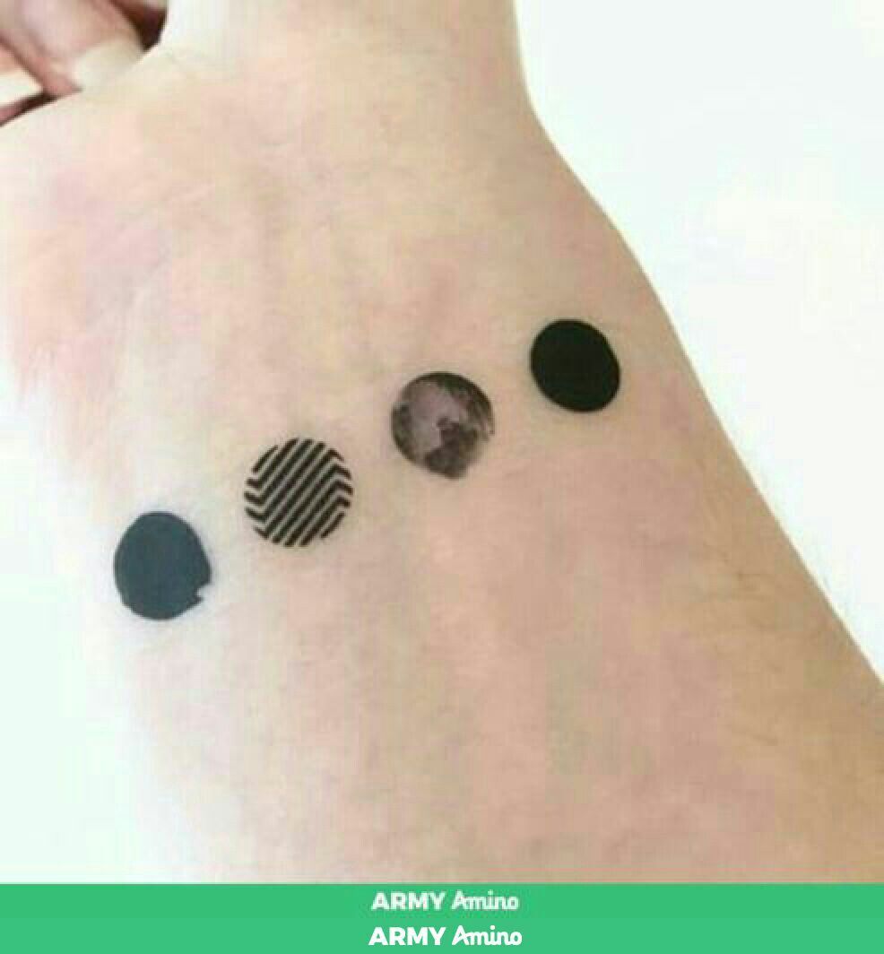 Tatuajes de tatuajes con nombres y alas 8