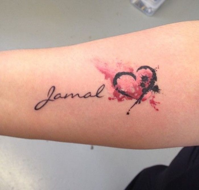Tatuajes de tatuajes con nombres y alas 14