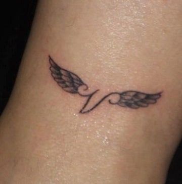 Tatuajes de tatuajes con nombres y alas 19