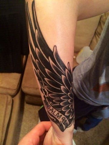 Tatuajes de tatuajes con nombres y alas 10