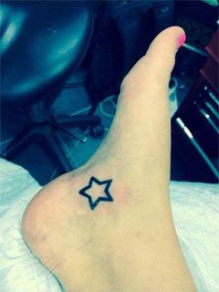 Tatuajes de tras de la oreja 38