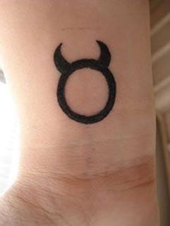 Tatuajes de tras de la oreja 28
