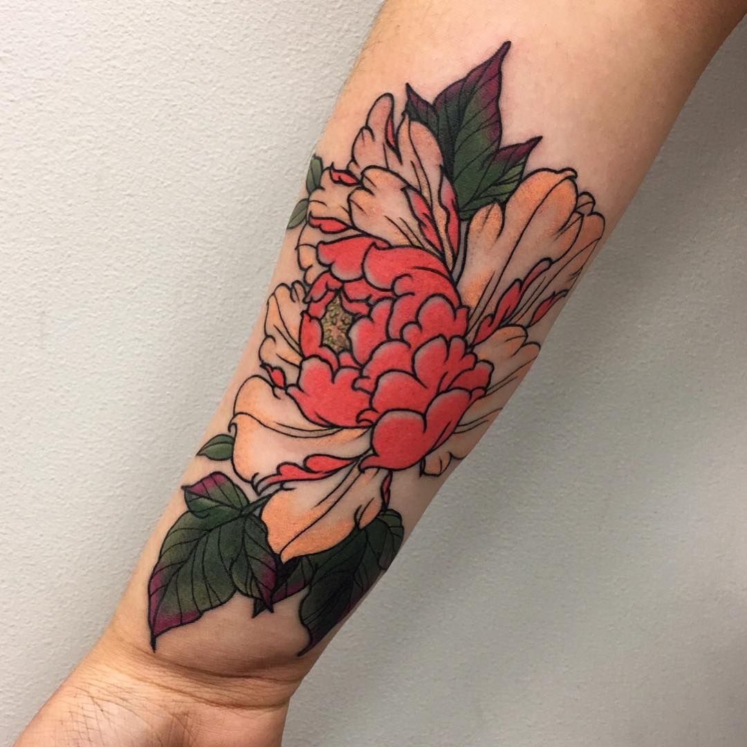 Tatuajes de tres nombres en el brazo