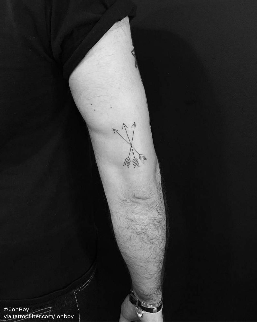 Tattoos of tres nombres en el brazo 58