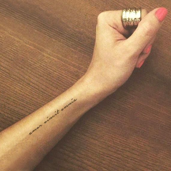 Tattoos of tres nombres en el brazo 56