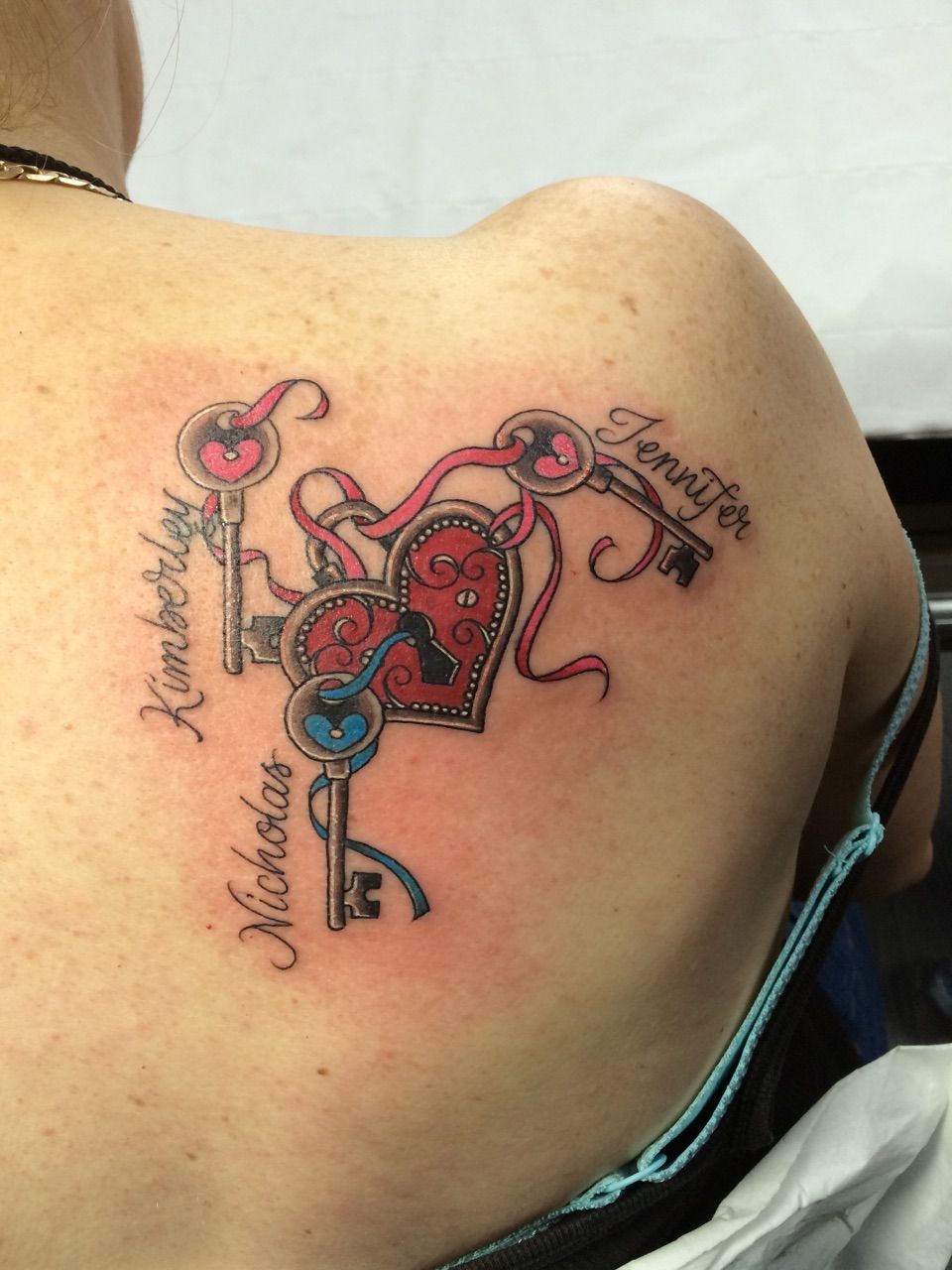 Tattoos of tres nombres en el brazo 42