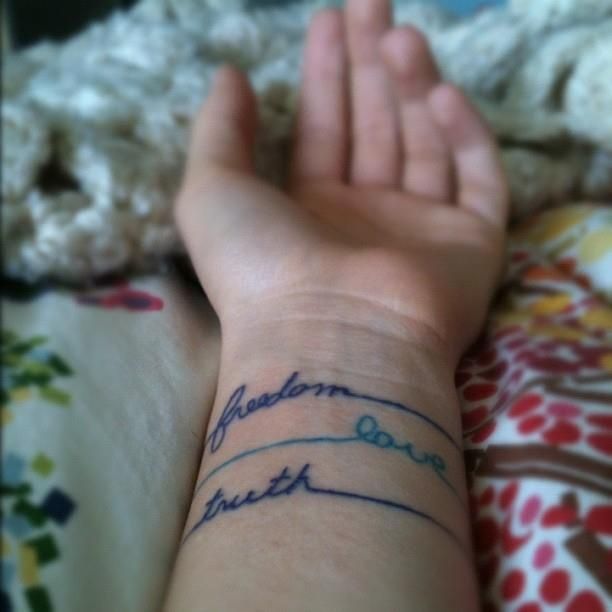 Tattoos of tres nombres en el brazo 63