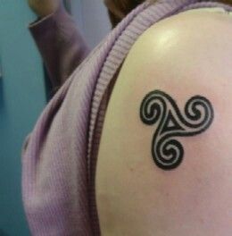 Tattoos of tres nombres en el brazo 45