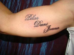 Tatuajes de tres nombres en el brazo