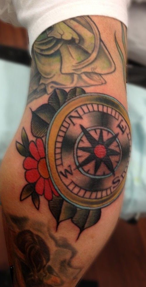 Tatuajes en Codo para Hombre 45