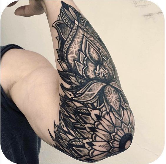 Tatuajes en Codo para Hombre 35