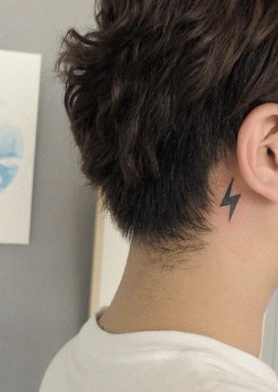 Tatuajes en Oreja para Hombre 14