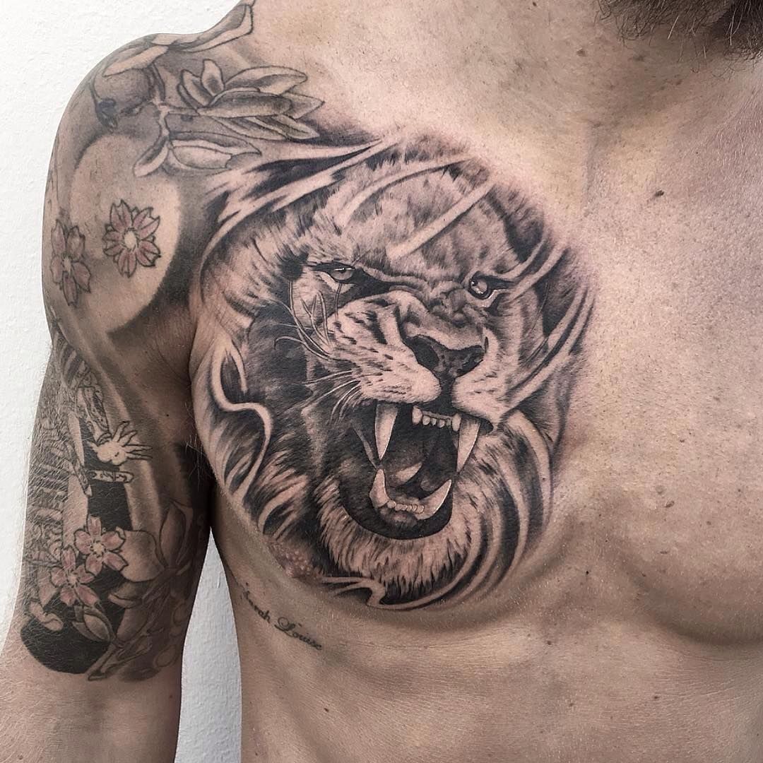 Tatuajes en Pecho para Hombre 26