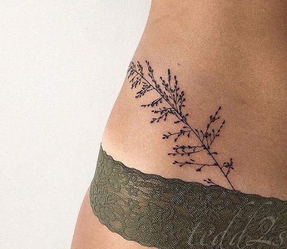 Tatuajes en Cadera para Mujer 13