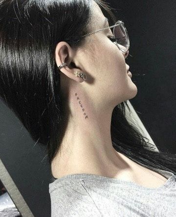 Tatuajes en Cuello para Mujer 18