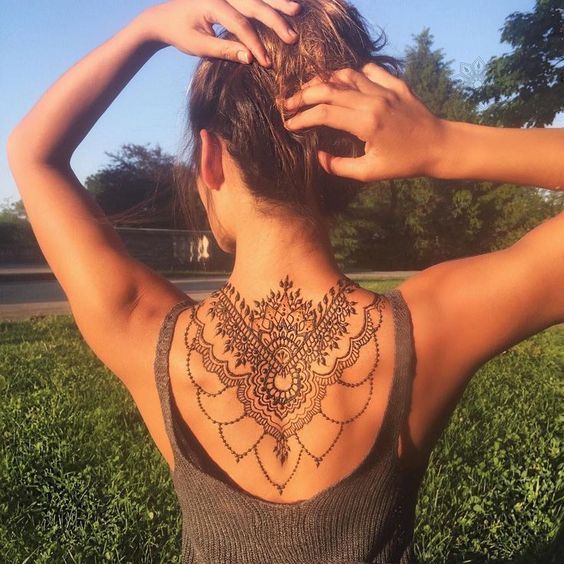 Tatuajes en Cuello para Mujer 13
