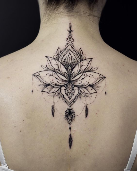 Tatuajes en Cuello para Mujer 11