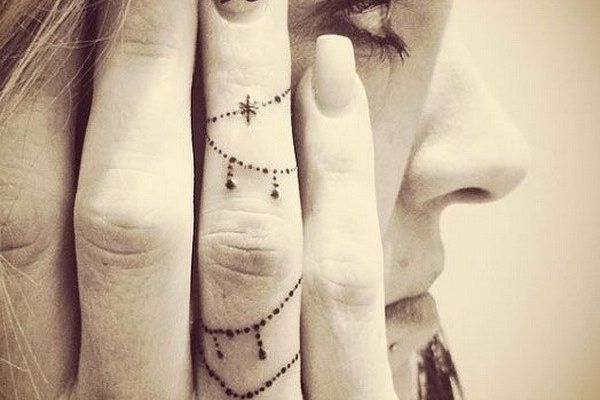 Tatuajes en Dedos para Mujer 16