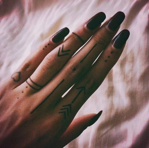 Tatuajes en Dedos para Mujer 2