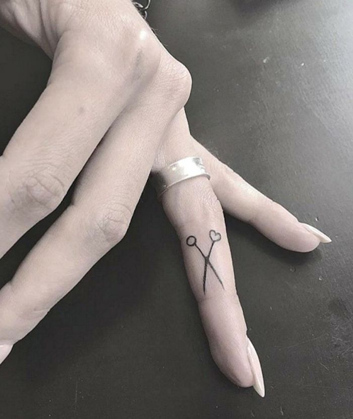 Tatuajes en Mano para Mujer 36