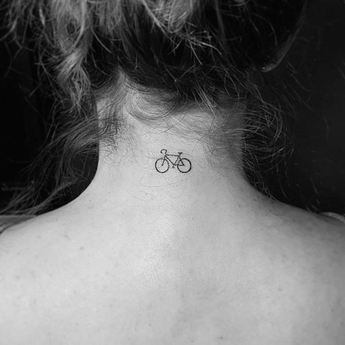 Tatuajes en Nuca para Mujer 22