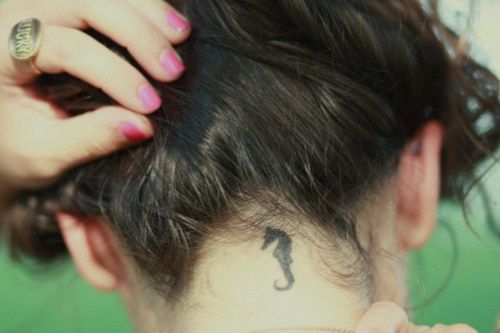 Tatuajes en Nuca para Mujer 17