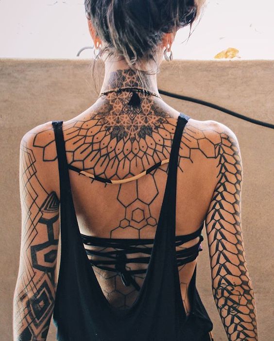 Tatuajes en Nuca para Mujer 11