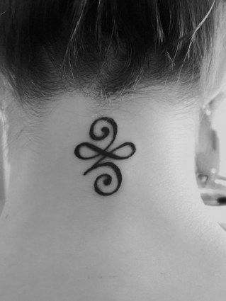 Tatuajes en Nuca para Mujer 9