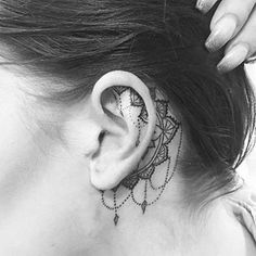 Tatuajes en Oreja para Mujer 27