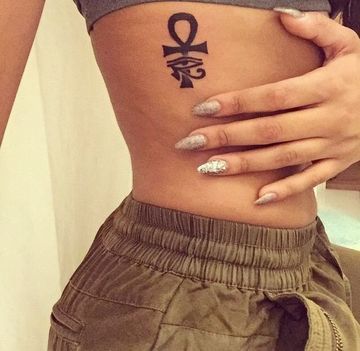 Tatuajes en Oreja para Mujer 2