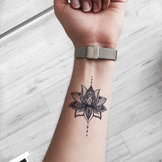 Tatuajes en Pecho para Mujer 31