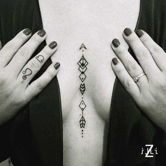 Tatuajes en Pecho para Mujer 29