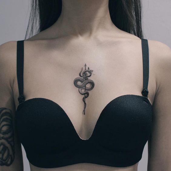 Tatuajes en Pecho para Mujer 28